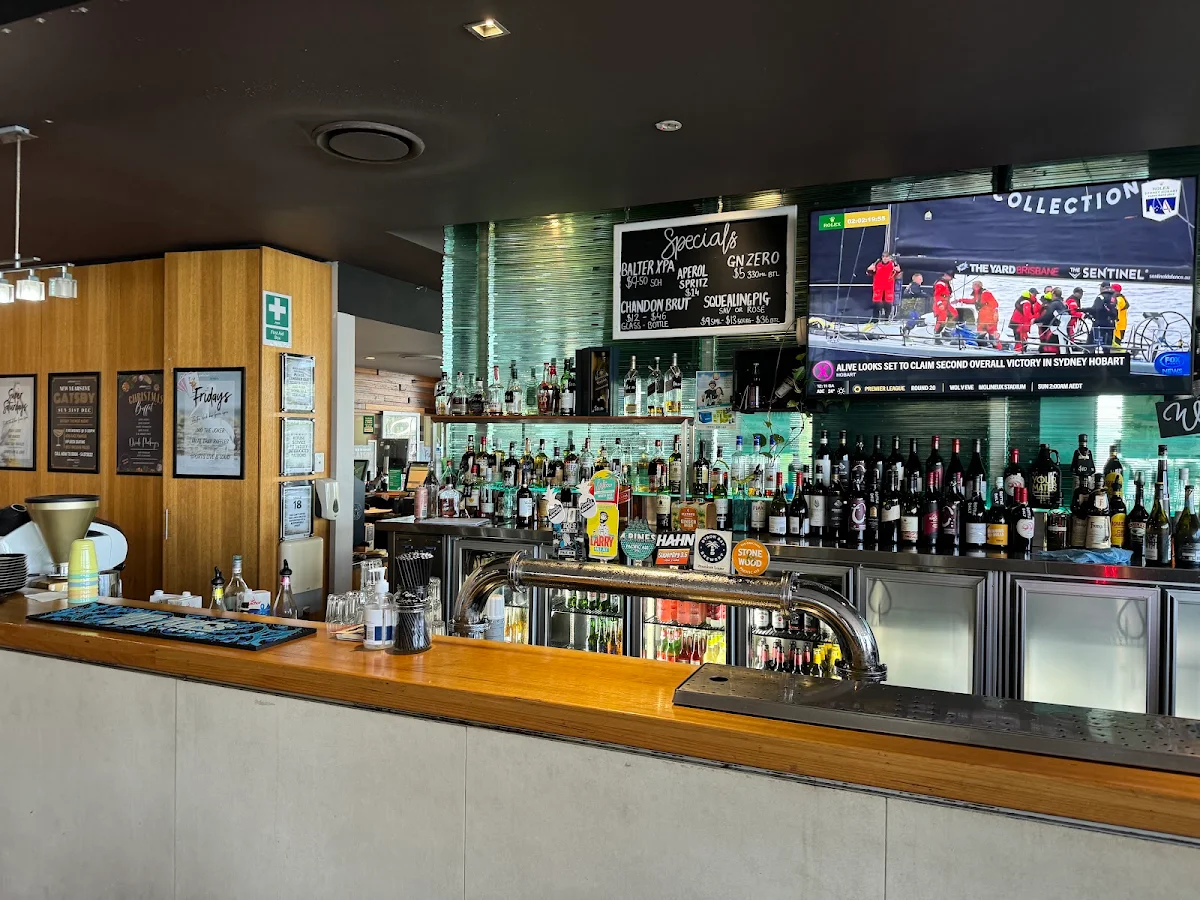 Vibe, Pelican Waters Tavern