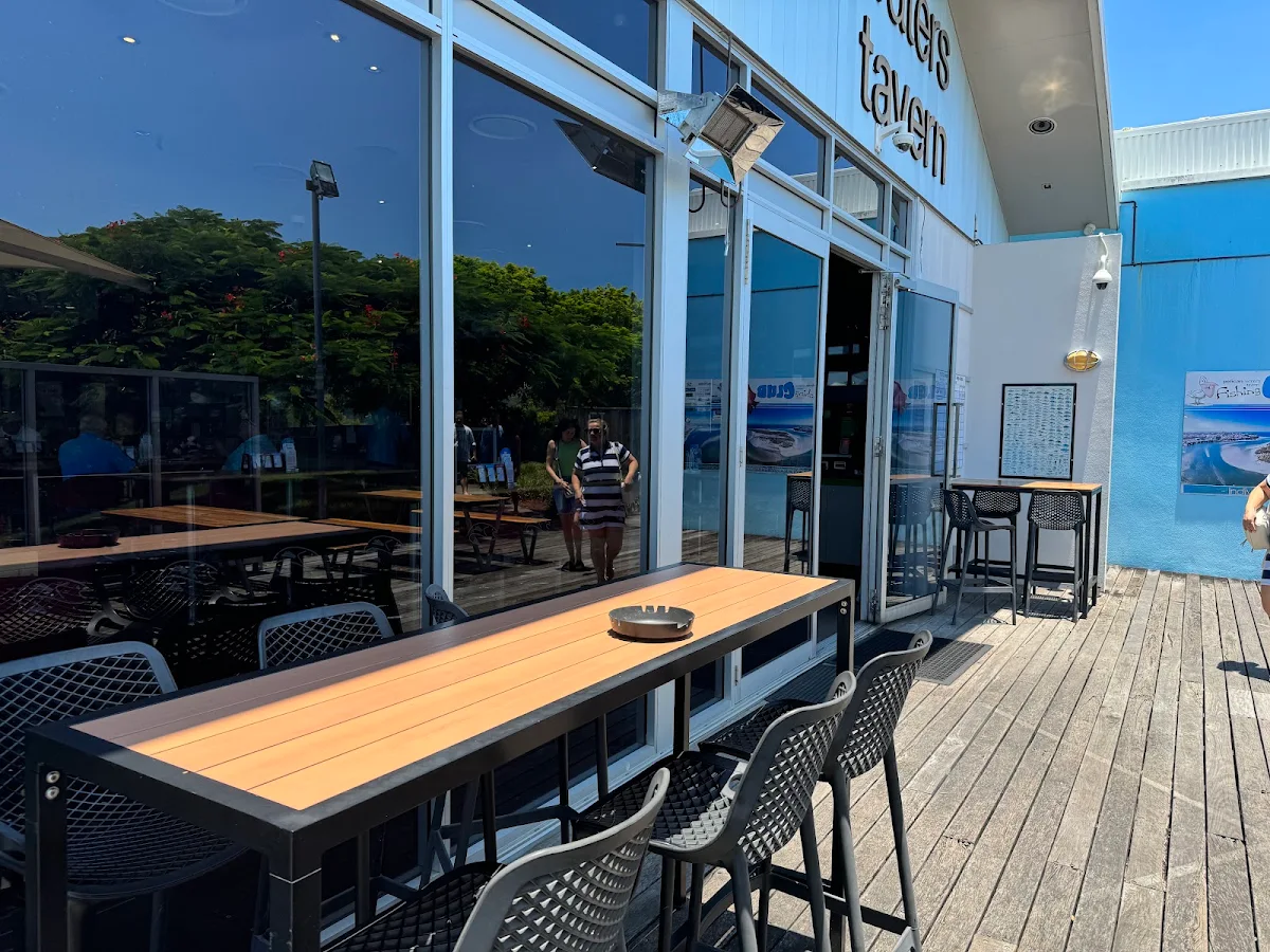 Vibe, Pelican Waters Tavern