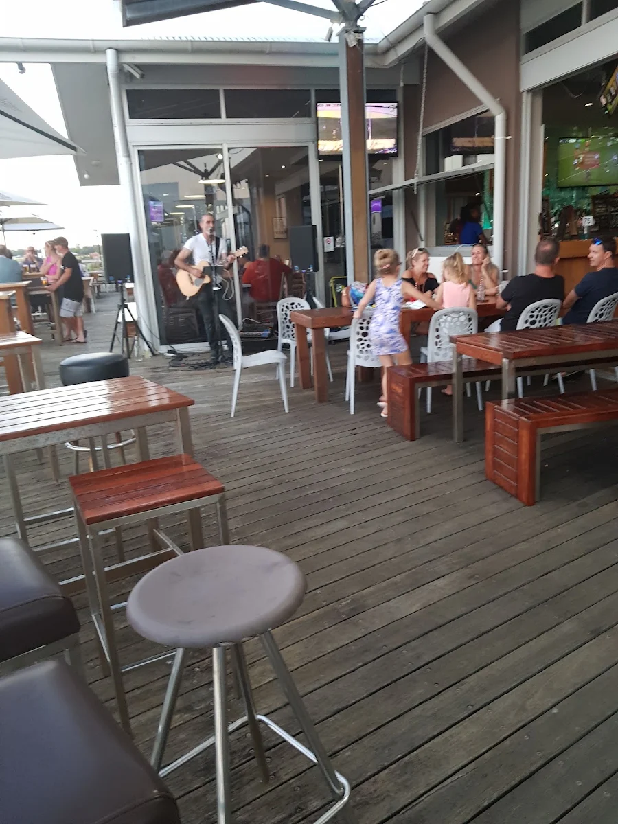 Vibe, Pelican Waters Tavern
