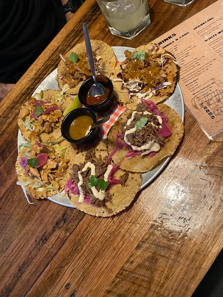 Food & drink, Grinners Dive Bar