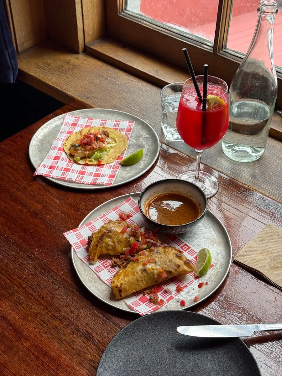 Food & drink, Grinners Dive Bar