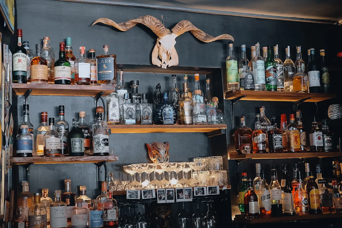 Vibe, Grinners Dive Bar