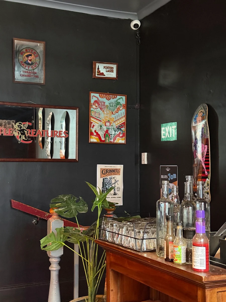 Vibe, Grinners Dive Bar