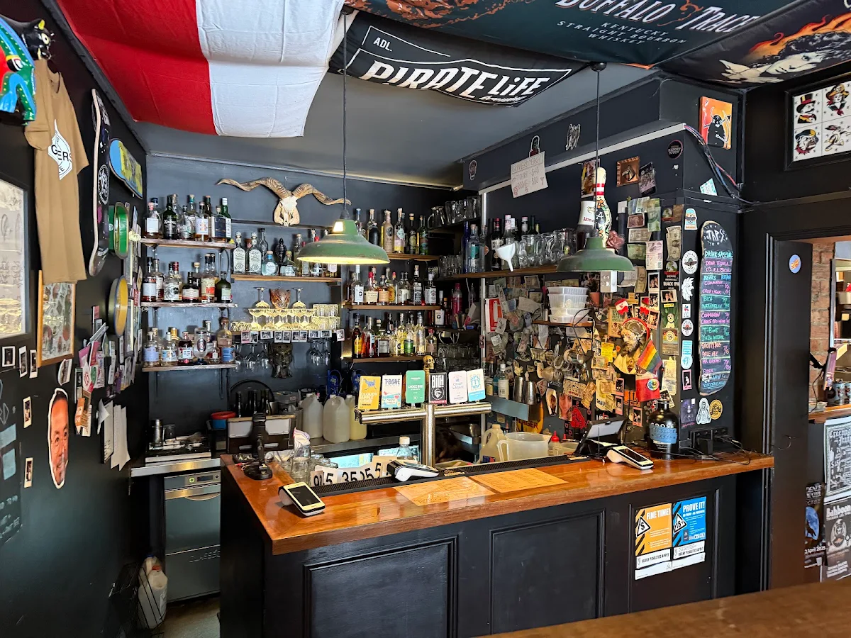 Vibe, Grinners Dive Bar