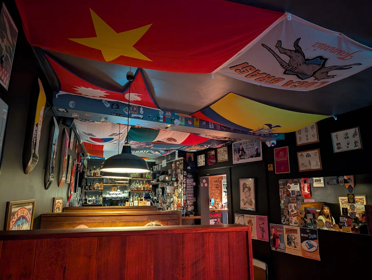 Vibe, Grinners Dive Bar