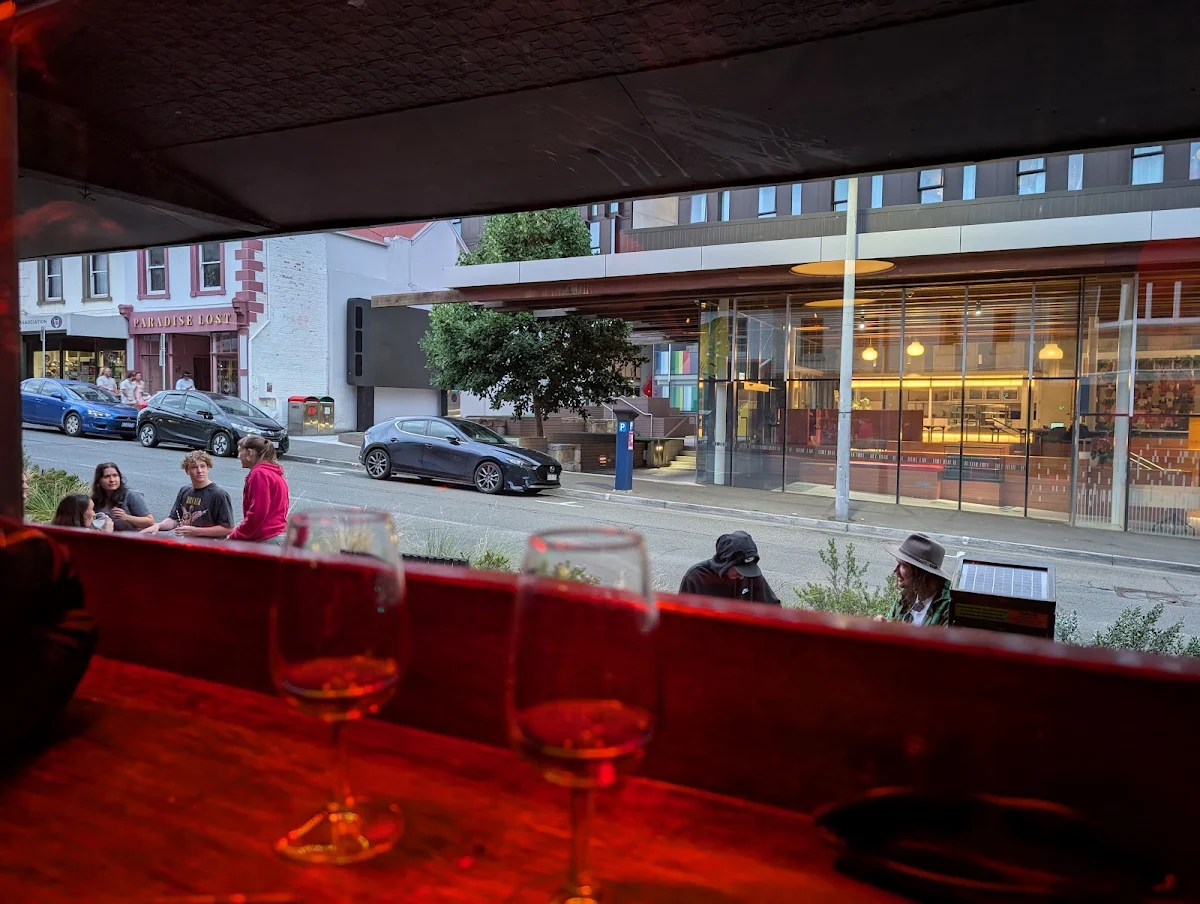 Vibe, Grinners Dive Bar