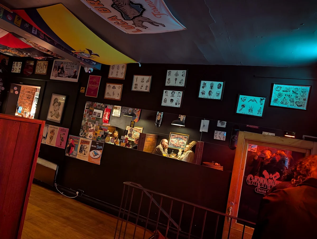 Vibe, Grinners Dive Bar