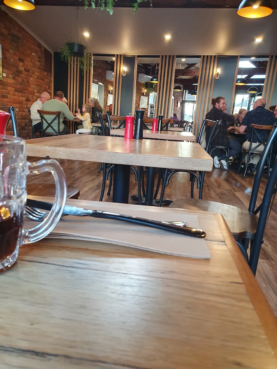 Vibe, Schnitty Bar