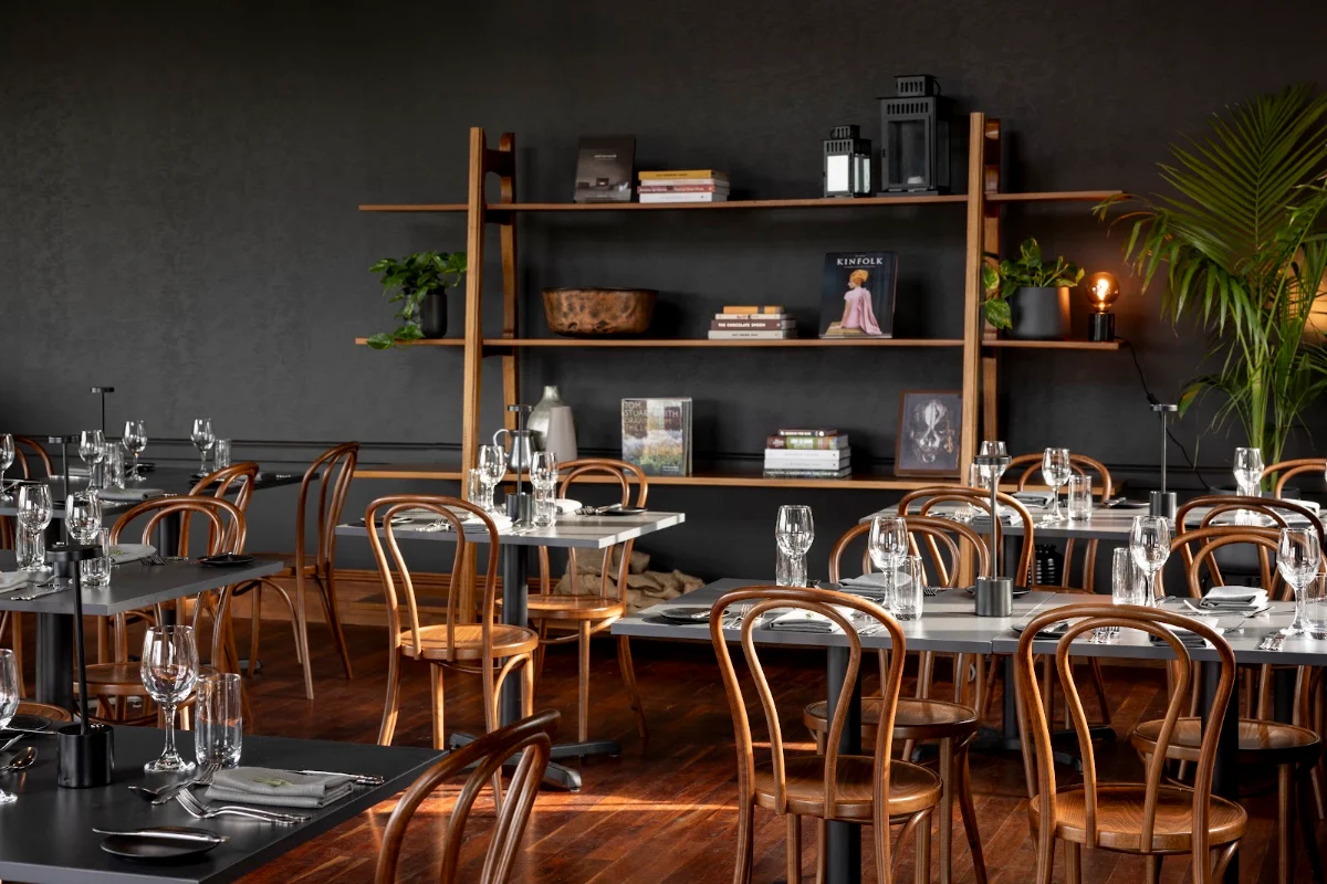 Vibe, Carriage House Restaurant