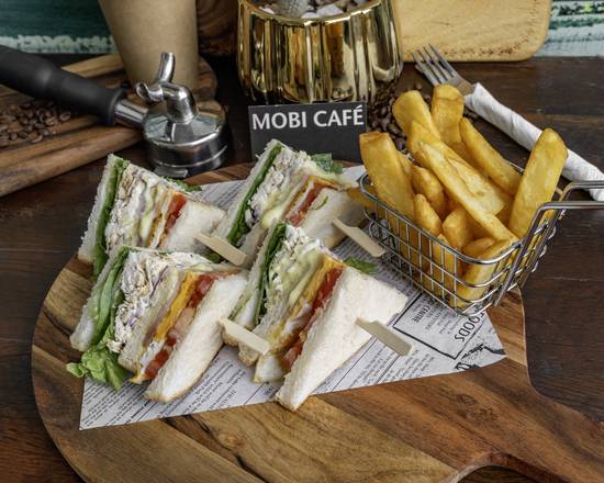 Club Sandwich with Chips