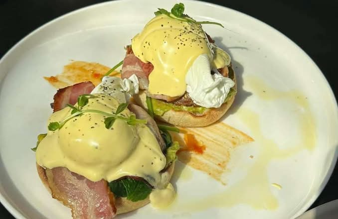 EGG BENEDICT MUFFIN BACON