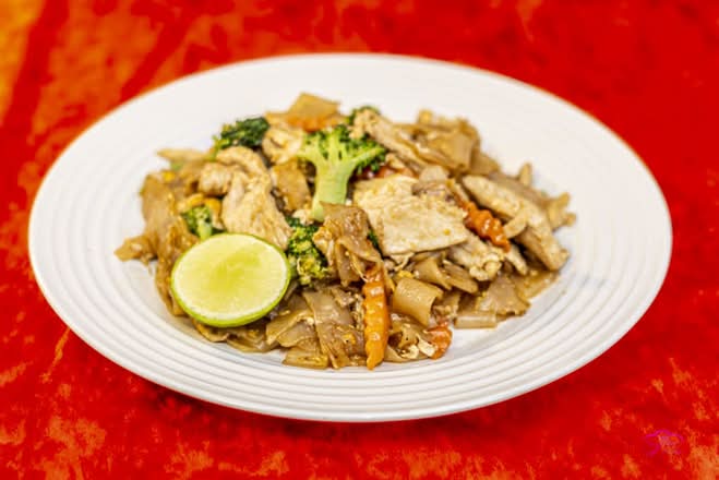 Stir Fried Thick Noodles (Pad See Eiw)
