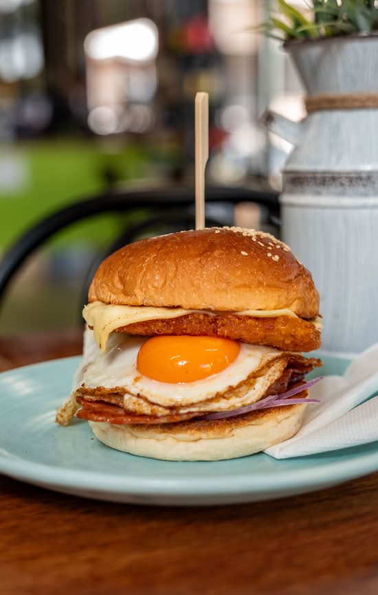 Deluxe Brekkie Burger