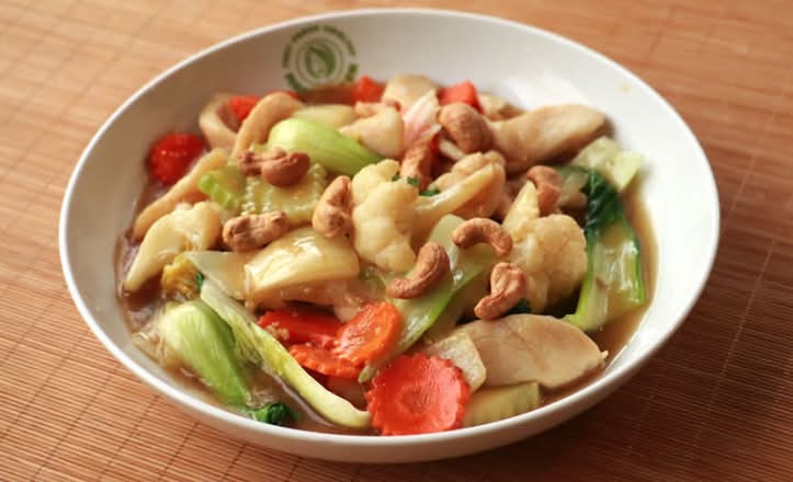 Stir-Fried Veggies With Cashew Nuts( Rau Củ Xào Với Hạt Điều)