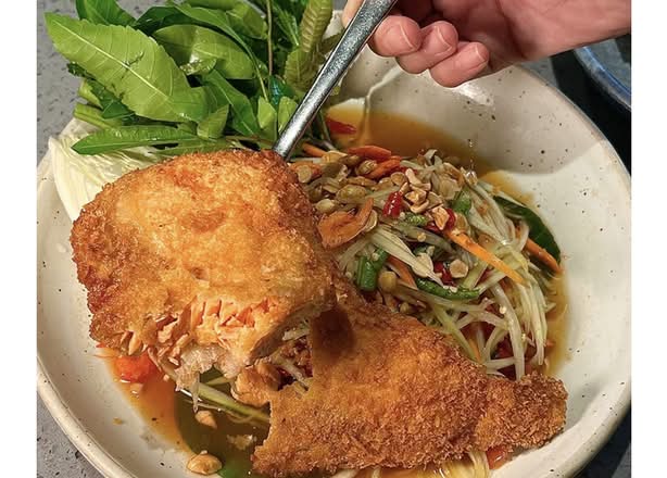 Papaya salad with Deep fried Salmon (Extra large size)