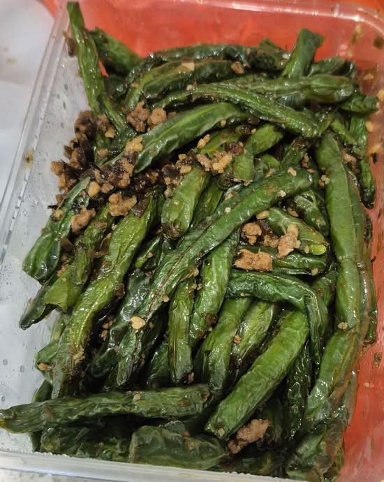 Stir-fried Special Chili Beef with Green Beans on Sizzling Plate