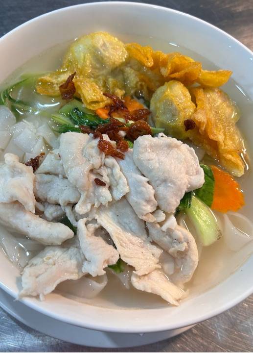 Chicken & wonton noodles soup