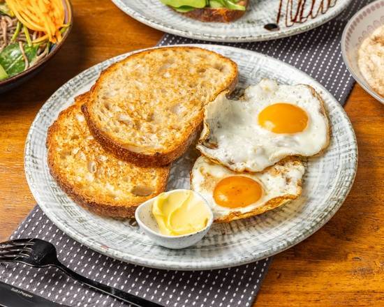 Eggs on toast (V)