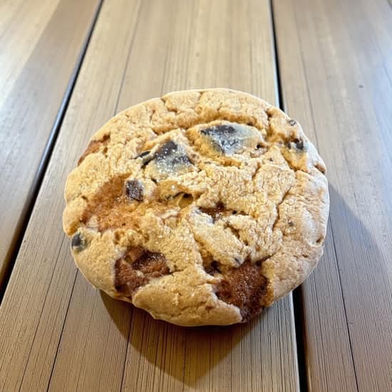 Jumbo Salted caramel & choc chip cookie 🍪