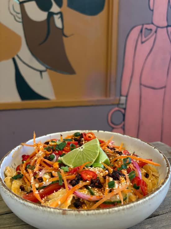Spicy Peanut and Chicken Noodle Bowl (GF)(DF)