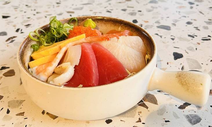 Sashimi Chirashi Bowl (M)