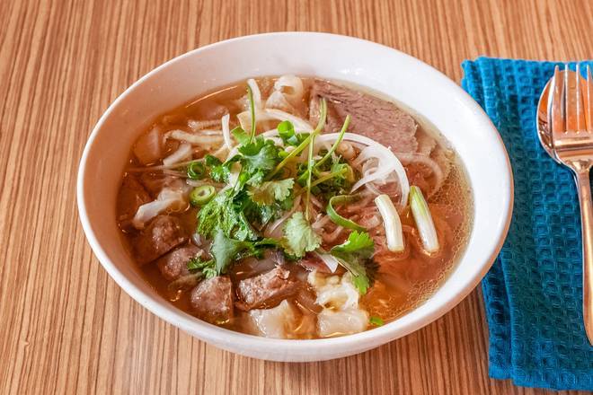 Rice Noodle Beef Soup with Slice Beef Phở bò tái