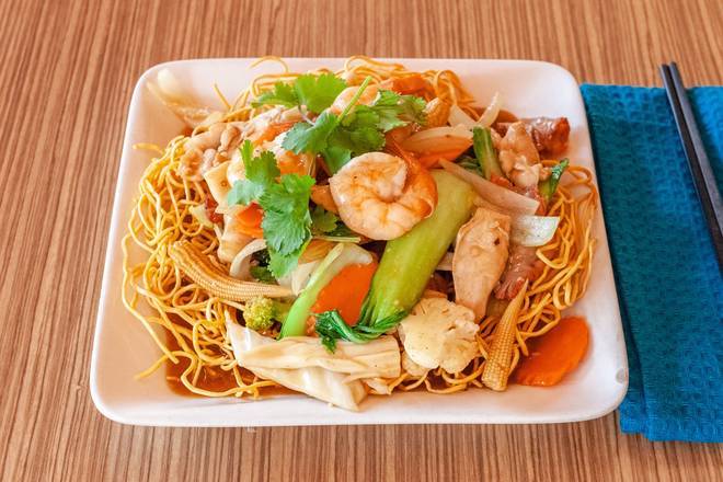 Combination Crispy Fried Egg Noodles Mì xào dòn thập cẩm