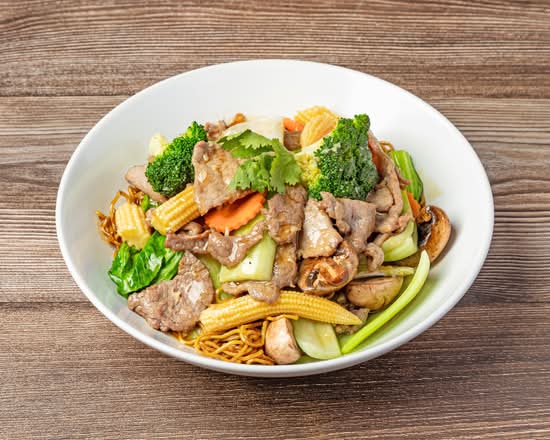 Soft Egg Noodles Stir Fried with Beef