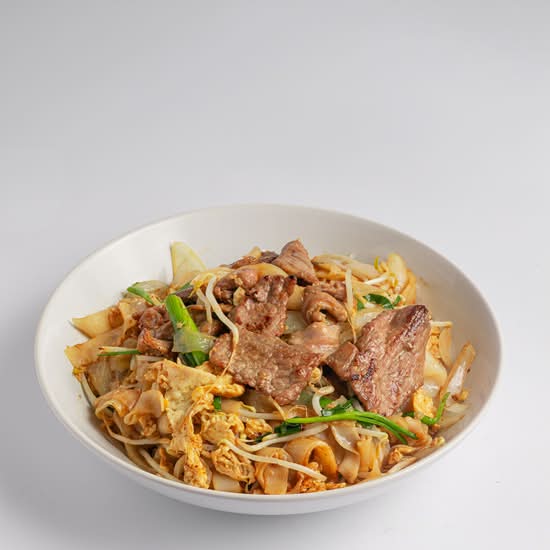 Dry Flat Rice Noodles Stir Fried with Beef