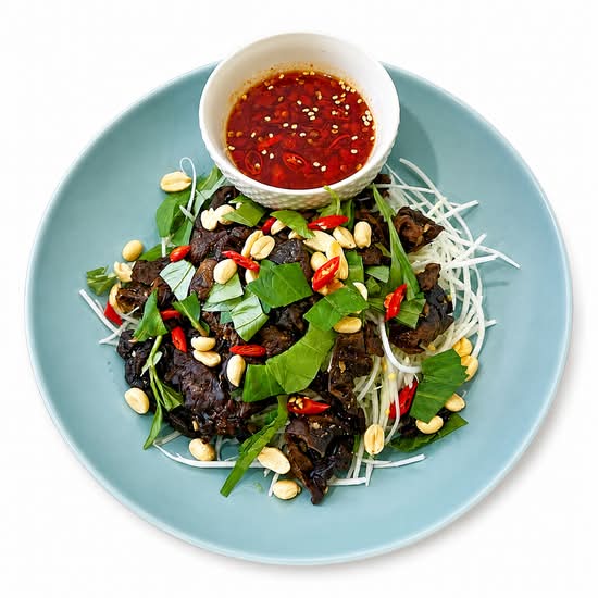 6. Green Papaya with Beef Jerky Salad (Gỏi Đu Đủ Khô Bò Đen)