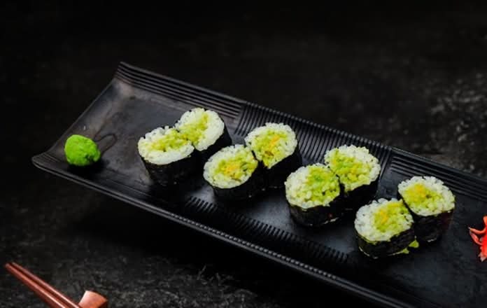 Avocado Maki Roll (8pcs)