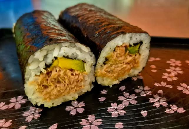 Cooked tuna sushi （one roll）