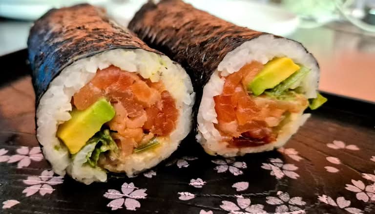 Smoked salmon sushi （one roll）