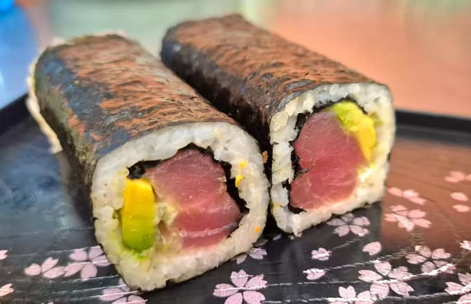 Raw tuna sushi （one roll）