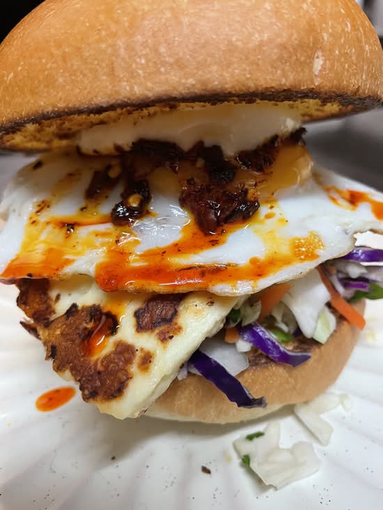 Chilli halloumi burger