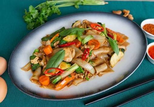 Pad Kee Mao ( Spicy Noodles )