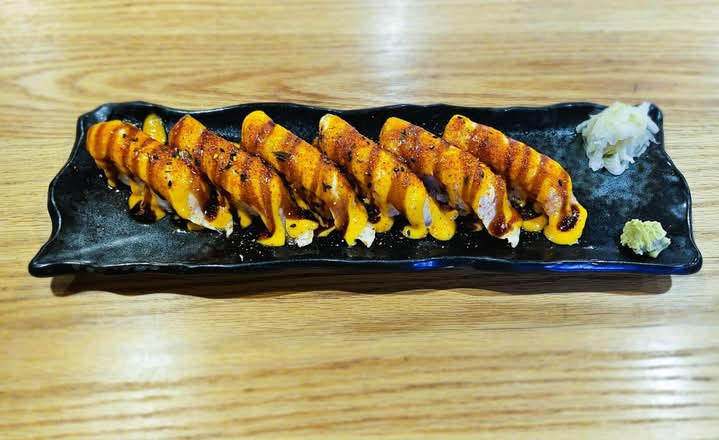 Seared Spicy Salmon Nigiri (6pcs)