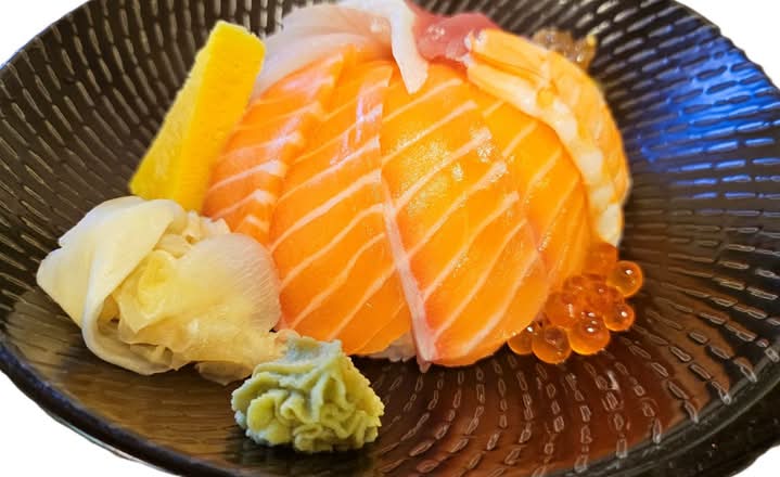 Rainbow Sashimi Rice Bowl (M)