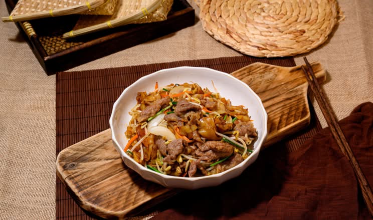 Stir Fried Rice Noodle with Beef