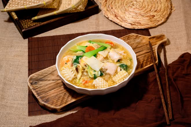 Silky Egg Gravy Flat Rice Noodles (Wat Dan Hor)
