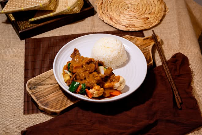 Satay Beef with Vegies on Rice