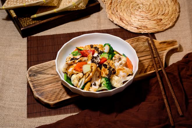 Chicken with Vegetables in Black Pepper Sauce