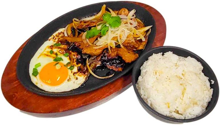 BEEF SIZZLING BLACK PEPPER WITH FRIED EGG AND STEAMED RICE
