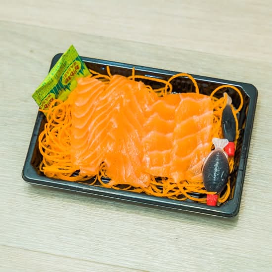 S16 Salmon Sashimi 6 PCS
