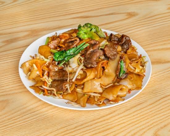 Stir Fried Rice Noodles with Beef