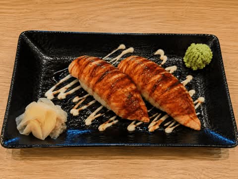 Seared salmon nigiri