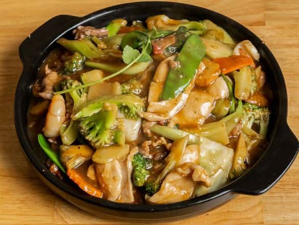 Combination Chicken, Beef, Barbecue Pork and Seafood Noodles Thập Câm