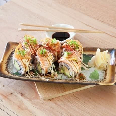Spicy Seared Salmon Sushi Roll