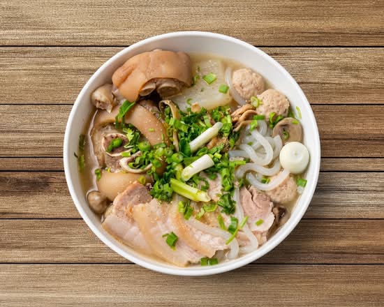 Thick Noodle Soup with Pork Knuckle/Bánh Canh Giò Heo