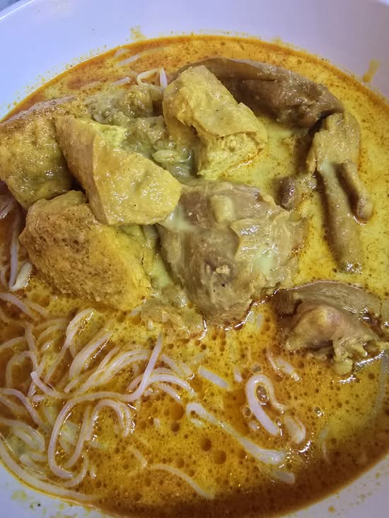 Chicken curry laksa